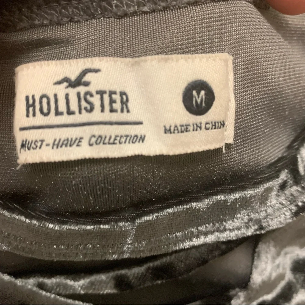 Hollister Women’s Sz M Gray Velvet-Feel Polyester Elastane Long Sleeve Crop Top - Picture 3 of 9